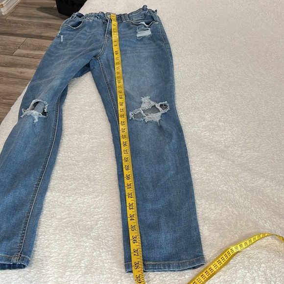 Arizona Jean Co, distressed jeans size 3, - Picture 4 of 7